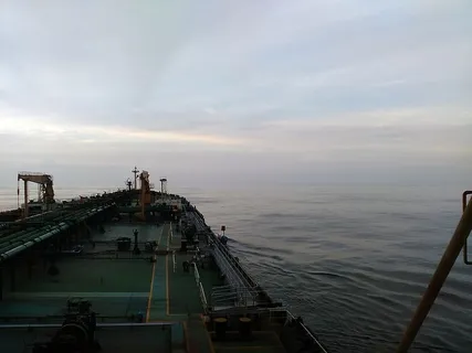 一艘油轮在平静的海面上航行。这张照片是在一个傍晚的阳光下,前往迪拜的富加拉时拍摄的。天空是浅灰蓝色的。 一艘油轮在平静的海面上航行。这张照片是在一个傍晚的阳光下,前往迪拜的富加拉时拍摄的。天空是浅灰蓝色的。