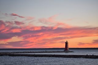 被水体包围的灯塔