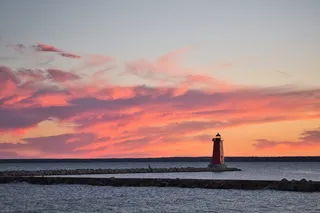 被水体包围的灯塔