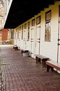 马厩、砖砌人行道、建筑物、建筑、已建结构、无人、白天、交通