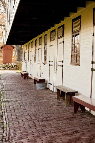 马厩、砖砌人行道、建筑物、建筑、已建结构、无人、白天、交通