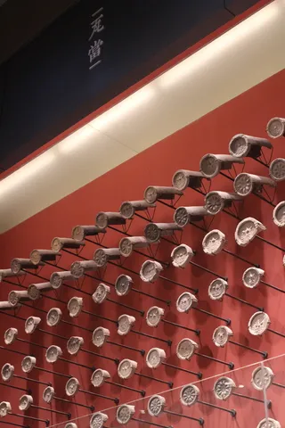 屋檐瓦，文物，墙壁，室内，一大群物体，排成一排，没有人，静物