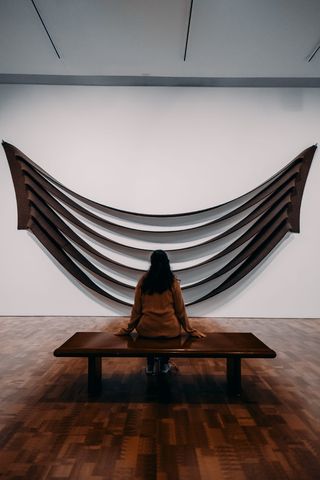 坐在桌子上的女人