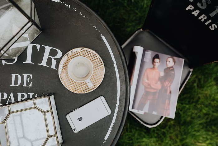 巴黎户外咖啡馆的桌子