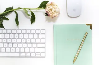 苹果魔法鼠标旁的苹果魔法键盘