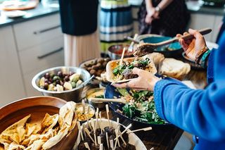 传统的中东羊肉科夫塔晚餐