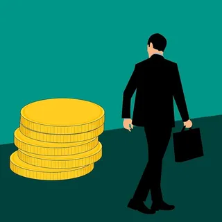 商人拿着公文包走过一堆金币的插图。