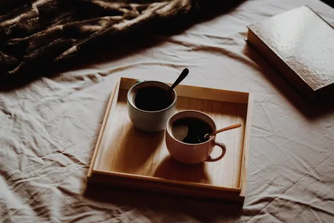 木制托盘上的杯子照片 木制托盘上的杯子照片