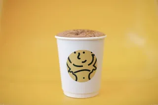 白色一次性杯子、饮料、牛奶、饮料、甜点、食品、巧克力、热巧克力