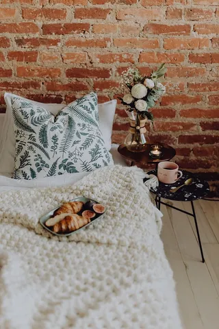 一间漂亮的女人卧室，里面有一束美丽的花