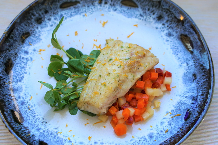 烤branzino，豌豆芽，彩虹胡萝卜，食品，橙子皮，食品和饮料，盘子，即食