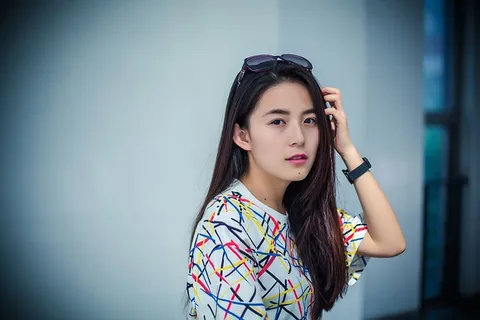 白色背景下微笑女孩的肖像 白色背景下微笑女孩的肖像