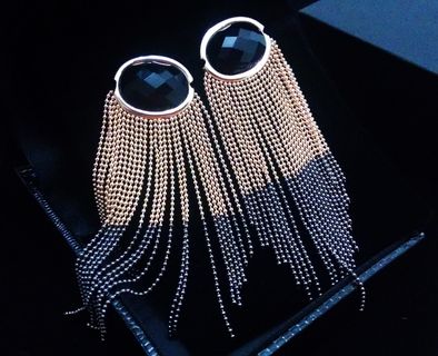 流苏，耳环，流苏耳环，semijoia，珠宝店，黑色背景，两个人，室内