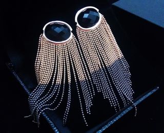 流苏，耳环，流苏耳环，semijoia，珠宝店，黑色背景，两个人，室内