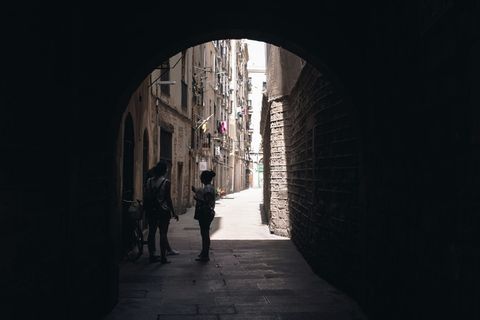 人们在街上聊天的照片