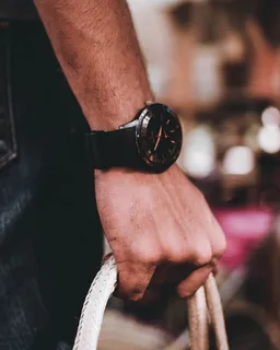 男子戴黑色手表提包 男子戴黑色手表提包
