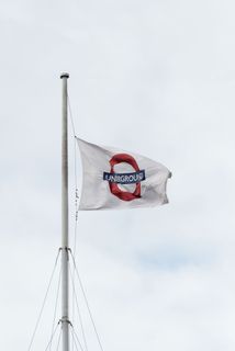 英国伦敦——2017年8月20日,悬挂在伦敦旗帜上的伦敦地铁标志于2017年8月20日在伦敦拍摄。 英国伦敦——2017年8月20日,悬挂在伦敦旗帜上的伦敦地铁标志于2017年8月20日在伦敦拍摄。