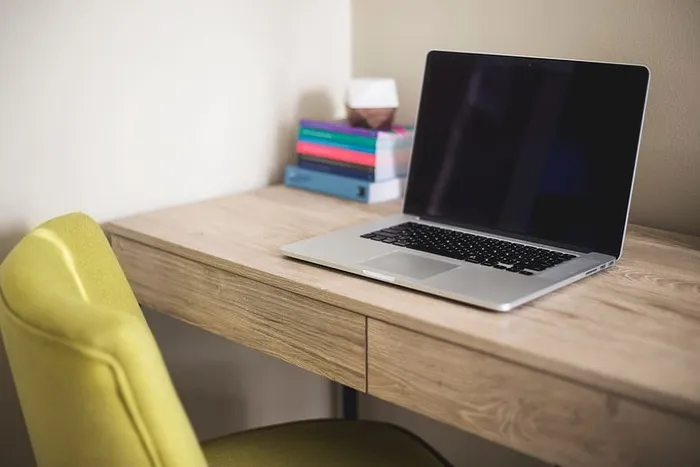 MacBook木制书桌