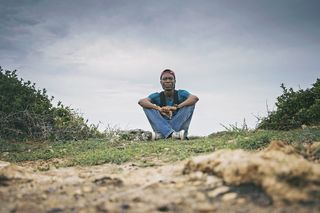 男性，坐着，悬崖，看着相机，沙子，草地，嘻哈风格，嘻哈风格