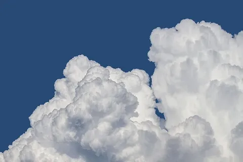 白色,蓝色,多云,天空,云,云形成,云山,积云 白色,蓝色,多云,天空,云,云形成,云山,积云