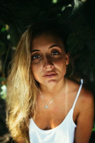 身穿白色上衣的女子照片