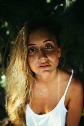 身穿白色上衣的女子照片