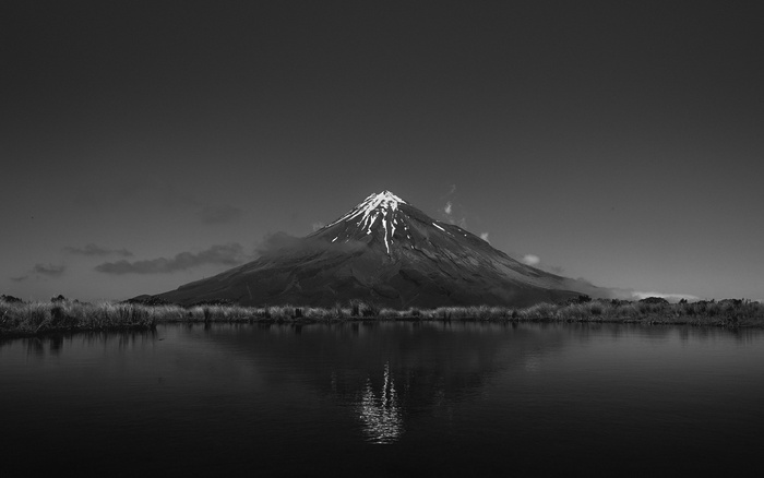火山的灰度照片