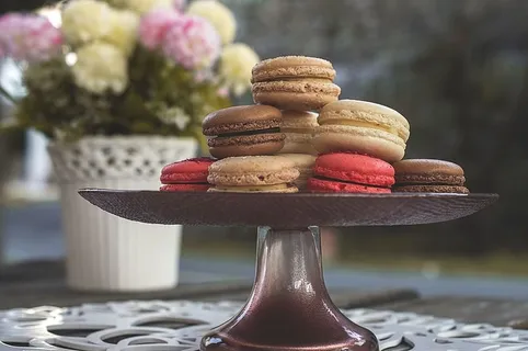 白天水果摊上的饼干