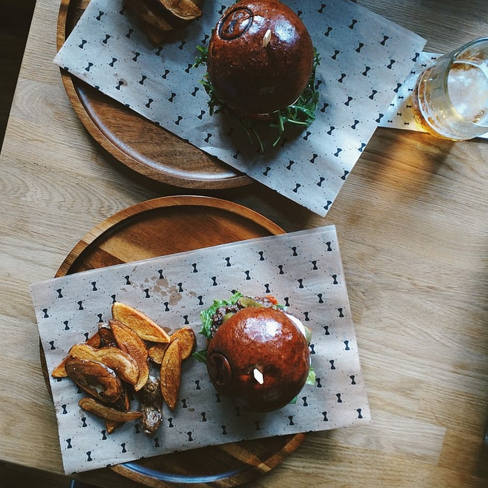 牛肉汉堡配自制烤土豆