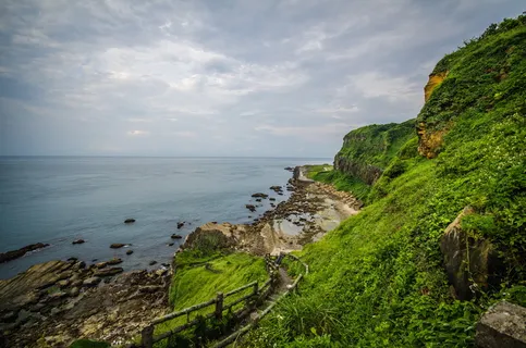 从山顶、小山、景观、山顶、走道、*、岩石、天空观看 从山顶、小山、景观、山顶、走道、*、岩石、天空观看