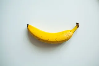 头顶上一张香蕉水果的照片