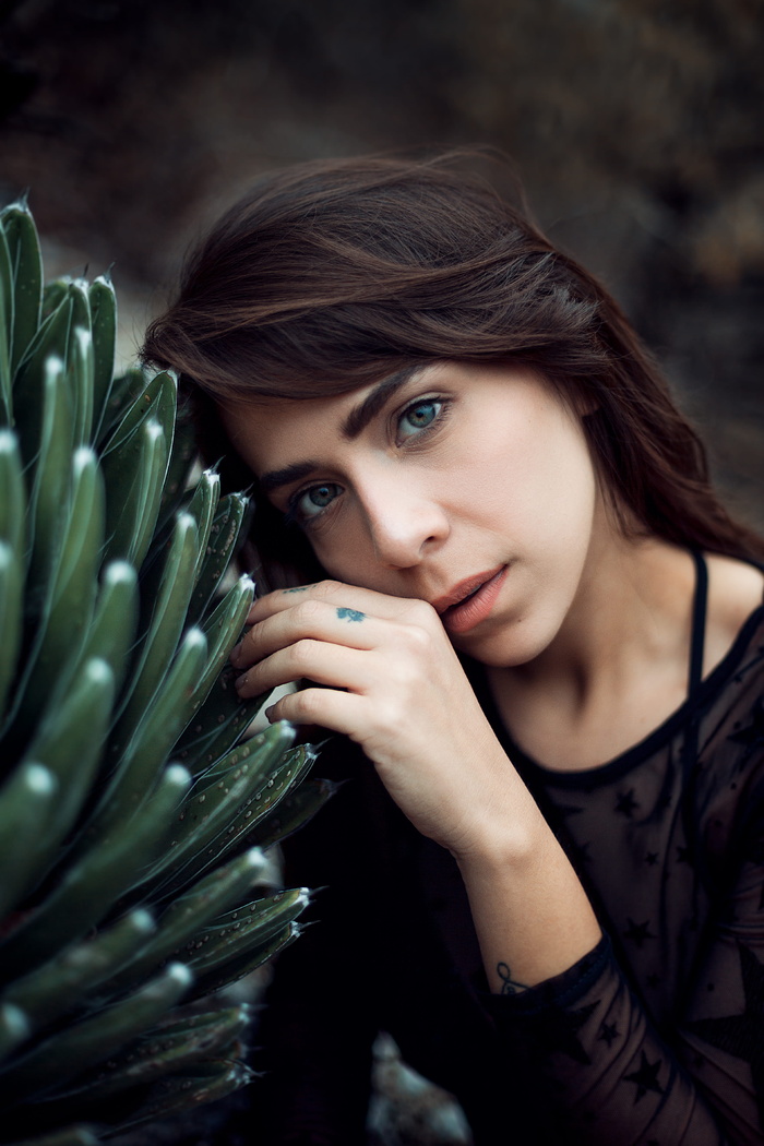 靠着绿色植物的女人