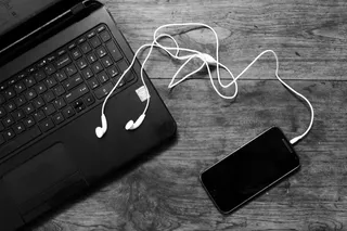 手机、手机、笔记本电脑、耳机、办公室、商务、家庭、耳机