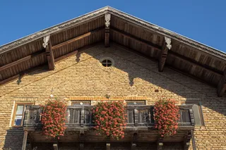 山墙，农舍，阳台，花卉装饰，天竺葵，上巴伐利亚州，建筑，阳台植物