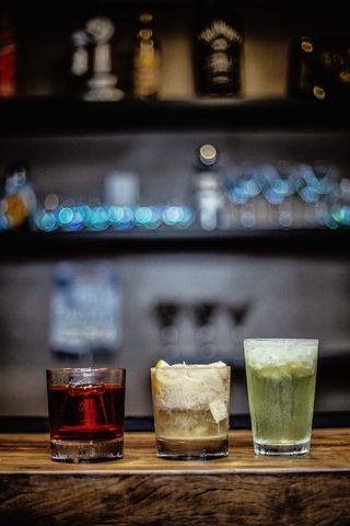 桌上有三杯各式鸡尾酒