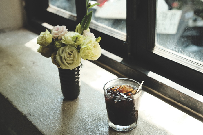 透明酒杯、花、植物、花、插花、花束、酒精、饮料