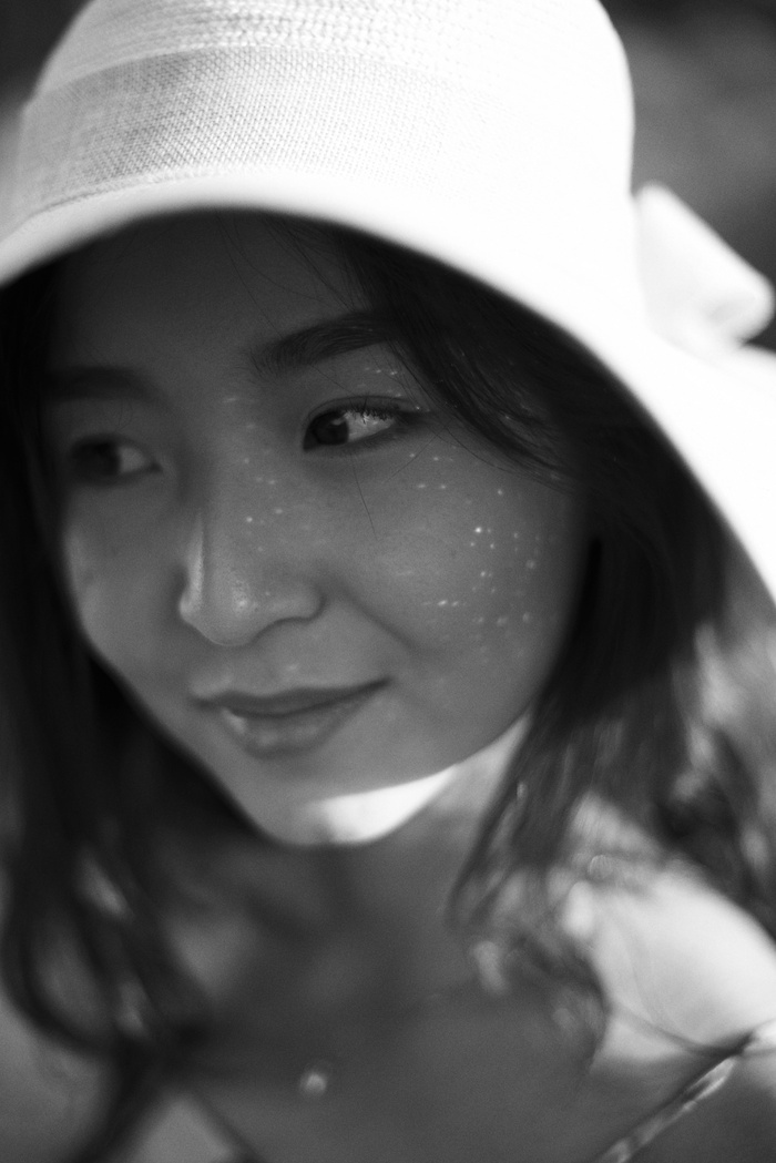 戴遮阳帽的女人的灰度照片