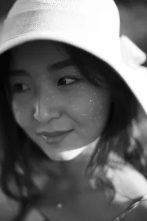 戴遮阳帽的女人的灰度照片