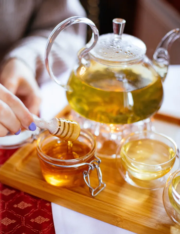 装满蜂蜜的透明玻璃杯