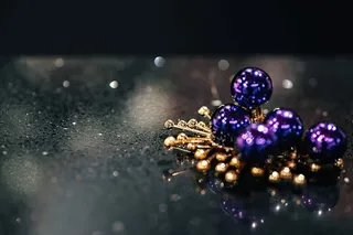 金色和蓝色的圣诞装饰品