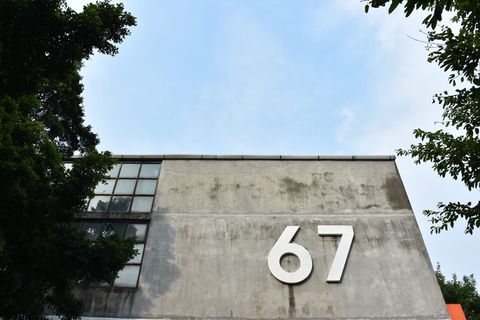 建筑,建筑结构,低角度视图,树,天空,建筑外观,植物,白天 建筑,建筑结构,低角度视图,树,天空,建筑外观,植物,白天