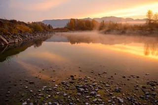 水、河流、山脉、日出、秋天、雾、山峰、树木
