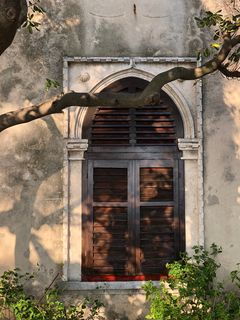 棕色和灰色木质百叶窗