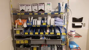 各种医疗用品。
