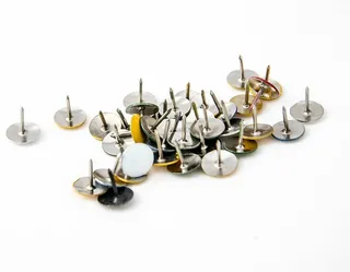 按钮、图钉、钉子、注射、白色背景、工作室快照、金属、变体