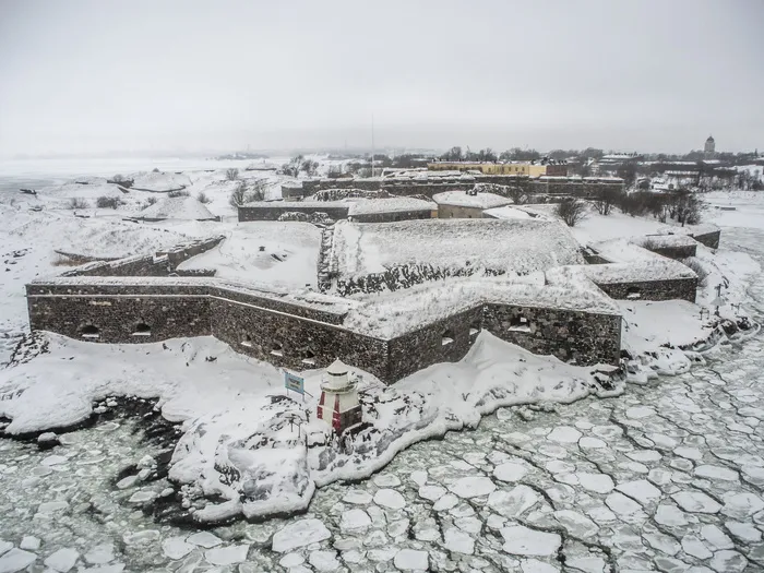 被雪覆盖的房屋和田地