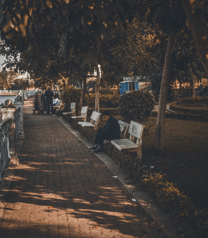 坐在公园长椅上的男子