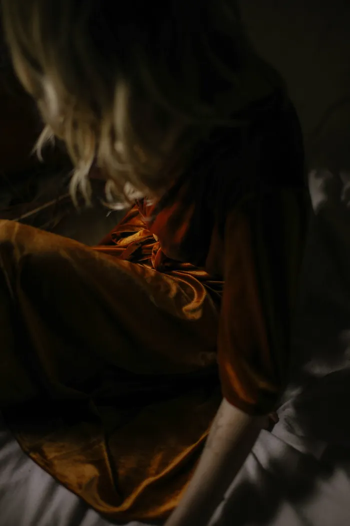 穿棕色连衣裙的女人