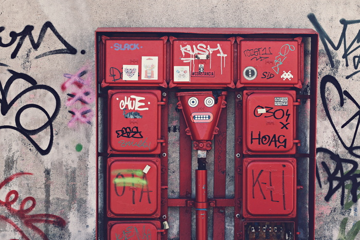 红色金属盒附墙