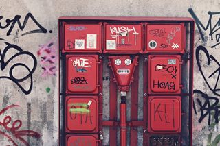 红色金属盒附墙